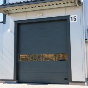 Porte Sectionnelle Industrielle L 3.5 m x H 2.5 m en panneaux sandwich 40 mm isolé avec Rangée vitrée