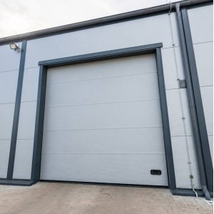Porte Sectionnelle Industrielle L 4.0 m x H 4.5 m en panneaux sandwich 40 mm isolé Acier de Type Micro-Vague Lisse.