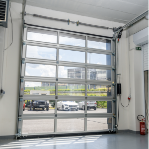Porte sectionnelle industrielle vitrée L 3.0 m x H 3.5 m en panneaux aluminium 40 mm et double vitrage plexiglass
