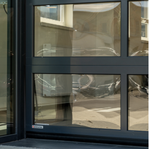 Porte sectionnelle industrielle vitrée L 2.0 m x H 2.0 m en panneaux aluminium 40 mm et double vitrage plexiglass