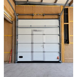 Porte Sectionnelle Industrielle L 6.0 m x H 3.0 m avec portillon intégré, panneaux sandwich 40 mm isolé Acier Galvanisé Laqué