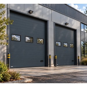 Porte Sectionnelle Industrielle L 5.5 m x H 4.0 m en panneaux sandwich 40 mm isolé avec Hublots