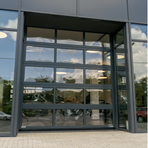 Porte sectionnelle industrielle vitrée L 2.0 m x H 3.0 m en panneaux aluminium 40 mm et double vitrage plexiglass